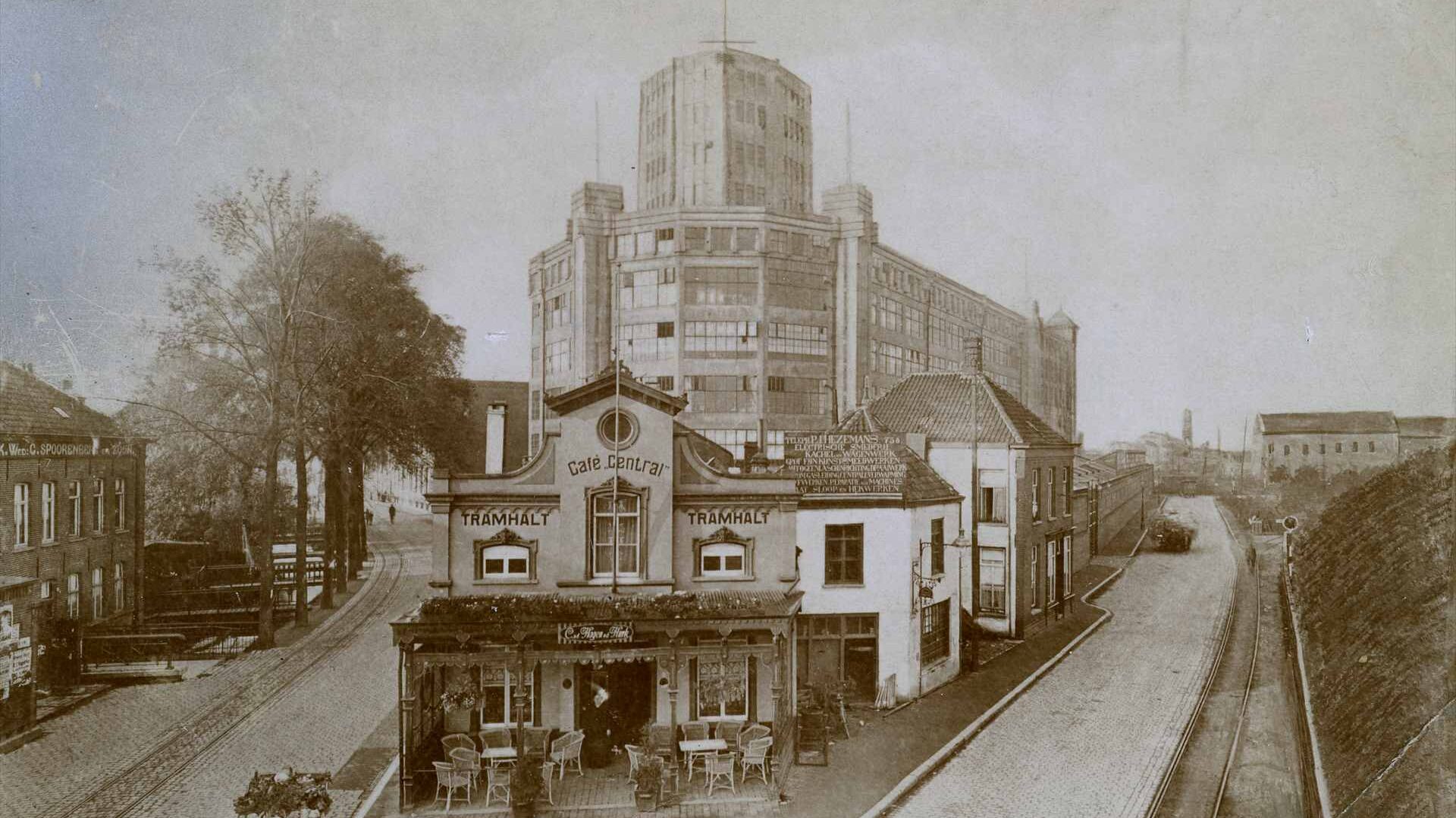 De Lichttoren met op de voorgrond café Tramhalt in 1923.